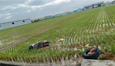 高雄死亡車禍！機車遭轎車撞飛到田裡 女騎士摔入溝渠慘死 - 社會