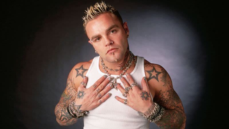 Seth Binzer, lead singer for Crazy Town known as ‘Shifty Shellshock,’ dead at 49 | CNN