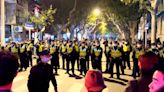 影》BBC記者上海採訪反封控抗議 遭警毆打逮捕官方曝原因：為他好 - 政治圈