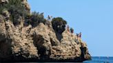 Colas de bañistas para saltar desde el acantilado del Tangó en Xàbia
