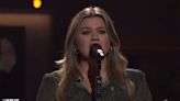 Kelly Clarkson Delivers Stirring Rendition of Alanis Morissette’s ‘Ironic’