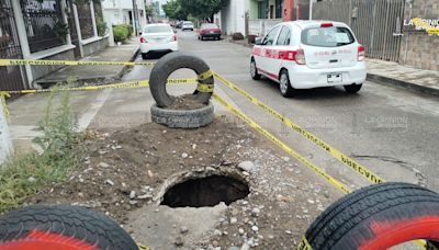 Concreto de una calle podría colapsar por enorme socavón