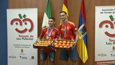 Homenaje tomatero a Jesús Navas y Fabián Ruiz: así los han recibido en Los Palacios y Villafranca