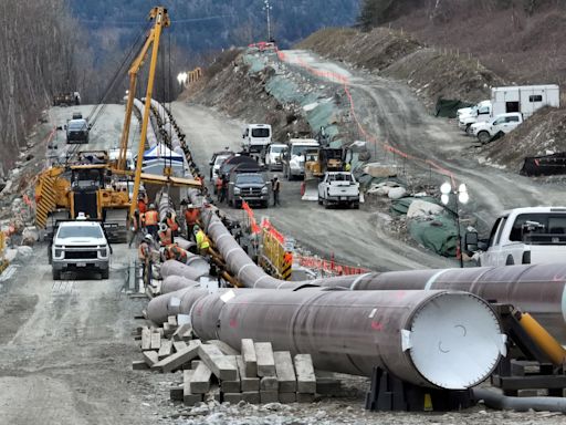 Trans Mountain bets on last-minute oil shippers on high-cost pipeline
