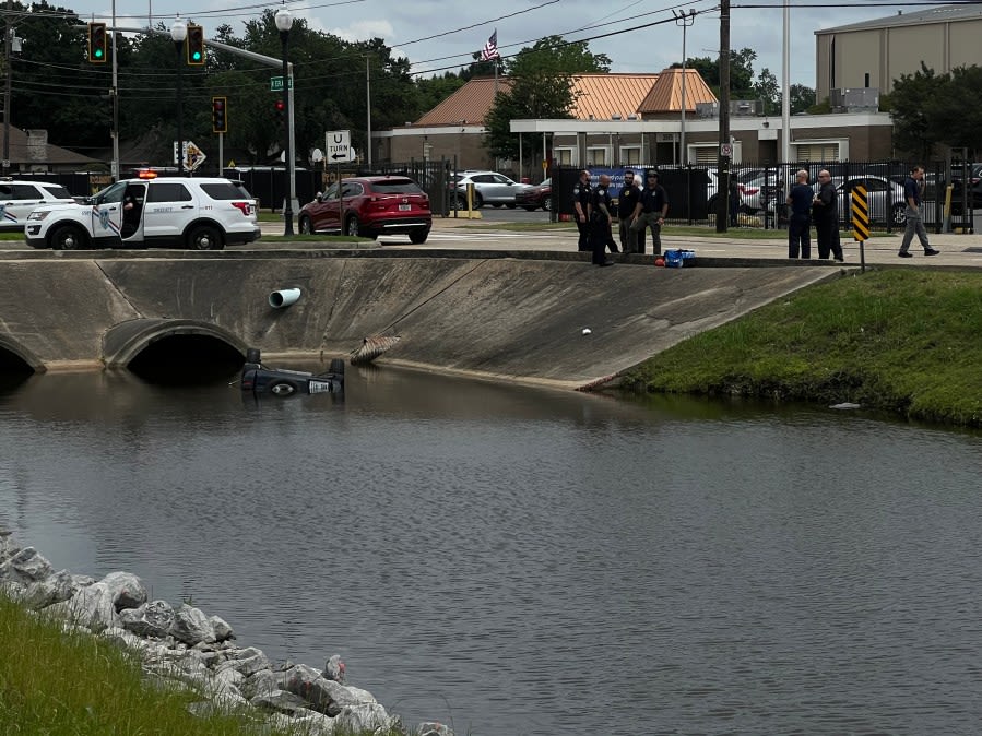 Bystanders recall saving two people from canal following car crash in Metairie