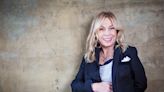 Egg-bound Rickie Lee Jones relaxes in role of aging artist