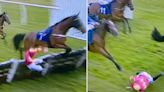 Dramático accidente en Inglaterra: un caballo estuvo “a milímetros de aplastarle el cráneo” a su jinete durante una carrera