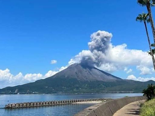 機長突廣播「火山爆發了」！濃煙直衝4500公尺 他在空中拍下驚人瞬間