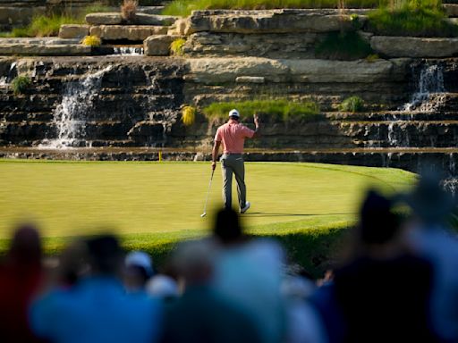 Woods falla con el putt al final de la ronda del Campeonato de la PGA y la cierra en 1 sobre par