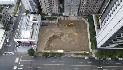 獨家／控建商挖地基害流失塌陷 社區地磚裂成波浪路