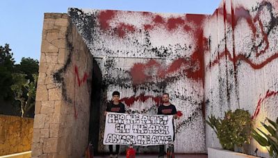 Así ha quedado la mansión de Messi en Ibiza tras ser vandalizada por activistas