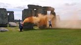 Manifestantes ecologistas rocían con pintura el sitio arqueológico de Stonehenge