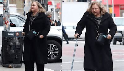 Kathleen Turner fue fotografiada en Nueva York: Fue vista usando bastón debido a problemas de movilidad