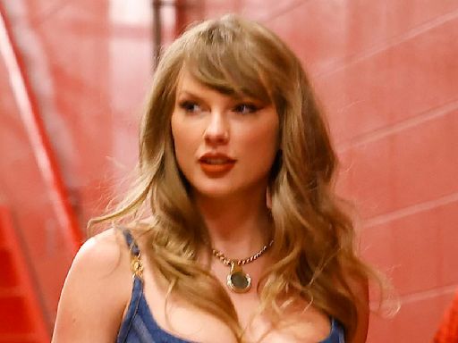 Taylor Swift arrives to watch Travis Kelce play amid 'split contract'