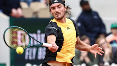 Tsitsipas se deja un set, pero pasa a tercera ronda de Roland Garros