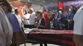Torcedora do Vasco vai à sede do Flamengo se despedir de Apolinho: 'Nosso amigo' | Esporte | O Dia