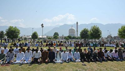 Eid gaiety takes over Valley, but no prayers at Jamia Masjid
