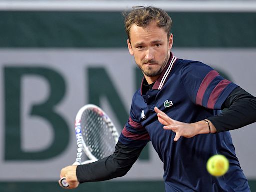 Daniil Medvedev sufre... pero avanza de ronda en Roland Garros