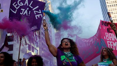 Centenas de brasileiras nas ruas contra proposta para equiparar aborto a homicídio