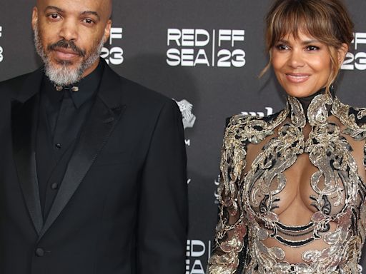 Halle Berry Poses Naked on Open Balcony in Boyfriend Van Hunt's Cheeky Mother's Day Tribute - E! Online