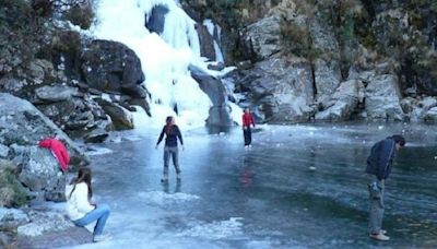 Por la ola polar, se congeló una cascada de 30 metros de altura en Córdoba