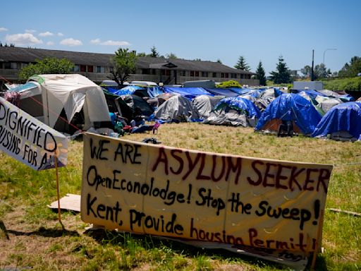 Cientos de solicitantes de asilo acampan cerca de Seattle junto a un motel desocupado