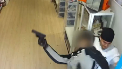 Video captures struggle between store employees and robber with loaded gun on Queen Street West