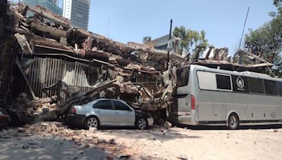 VIDEO: Se derrumba el edificio del emblemático centro de espectáculos "El Patio"