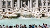 Video muestra a turista subiendo a la Fontana di Trevi, de Roma, para llenar una botella de agua