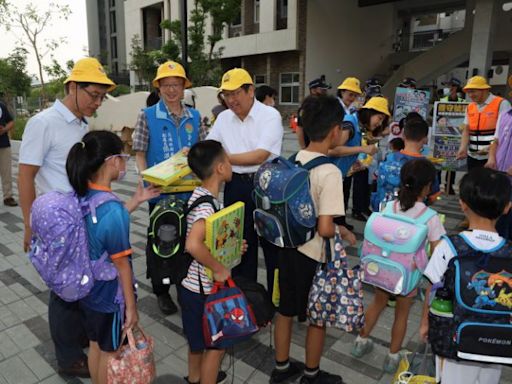 亮系衣物隨身配！ 楊文科戴小黃帽宣導通學安全 | 蕃新聞