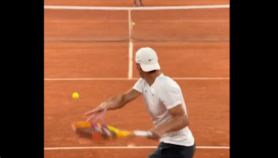 Rafael Nadal de retour à Roland Garros pour un entraînement sur le central avant le début du tournoi