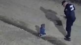 Video: encontraron a un bebé de un año gateando solo en plena madrugada