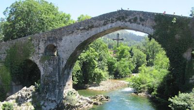 La Cruz de la Victoria del puente 'romano' de Cangas de Onís, de aniversario