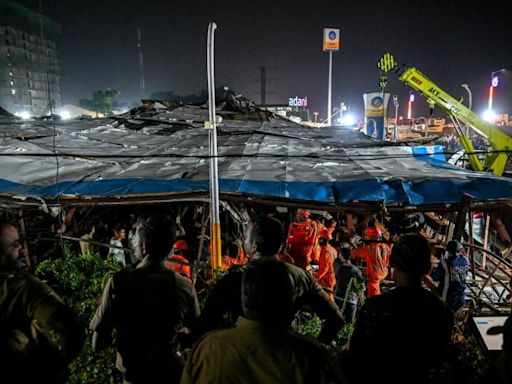 孟買加油站巨型看板倒塌 12死60傷
