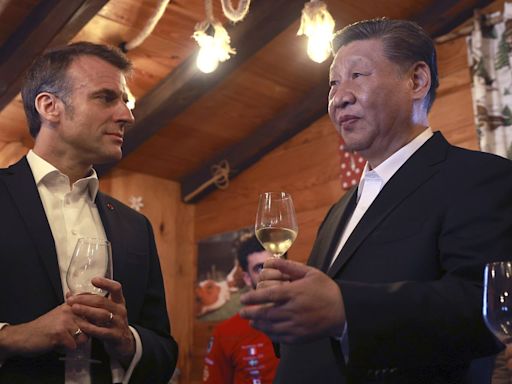 Vino y danza folclórica, así fue la visita de Xi a los Pirineos