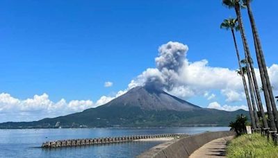機長突廣播「火山爆發了」！濃煙直衝4500公尺 他在空中拍下驚人瞬間