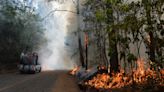 Combaten un incendio forestal en el turístico pueblo mexicano de Valle de Bravo