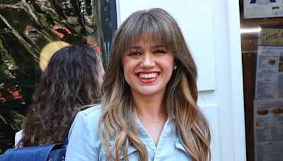 Kelly Clarkson shows off her trim frame in denim jumpsuit