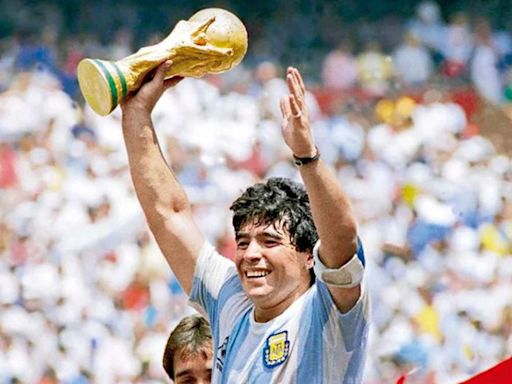 El día en que Carlos Caszely intentó sacar a Maradona de la droga - La Tercera