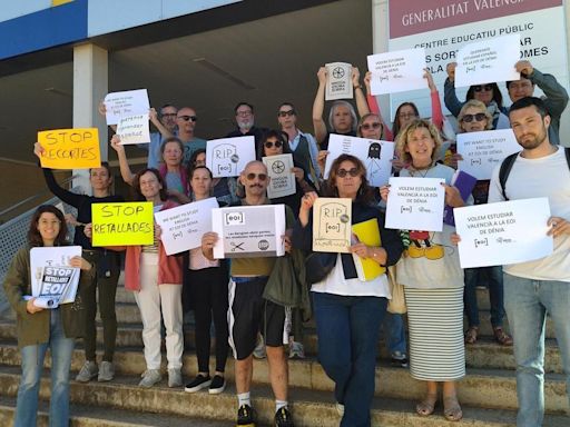 Nueva protesta en Dénia contra los recortes en su Escuela Oficial de Idiomas: "No está justificado suprimir cursos"