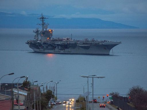 Uno de los más grandes del mundo: portaaviones USS George Washington llega a Punta Arenas para realizar ejercicios con la Armada chilena - La Tercera