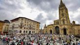 El Martes de Campo de Oviedo aguanta el chaparrón con ganas, mucho paraguas y participación popular pese al cambio de ubicación