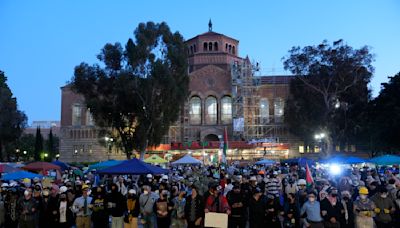 Crecen las tensiones en UCLA ante orden policial de dispersar a manifestantes propalestinos