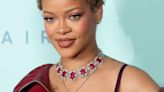 Rihanna impressiona ao exibir seu cabelo natural sem perucas e apliques