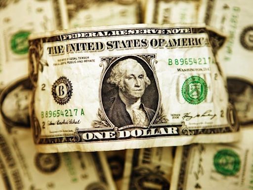 Dollar edges higher, helped by hawkish Fed speakers ; Sterling slips ahead of BOE By Investing.com