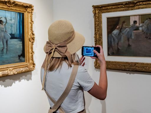Art is cool, museum tells sweltering Muscovites
