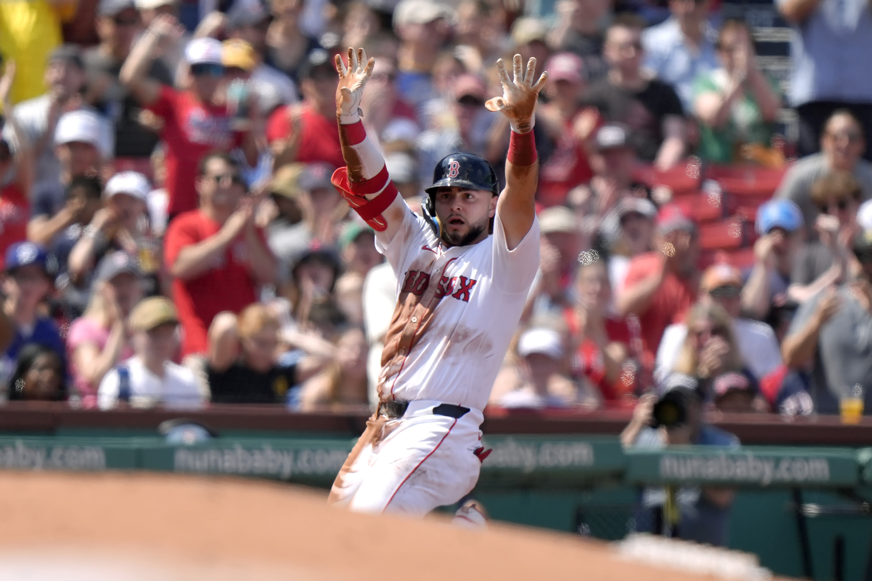 Duran's RBI single lifts Red Sox past Brewers 2-1 in game that sees benches empty