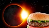 Hamburguesas gratis por Eclipse Solar 2024: ¿Aplica promoción en Carolina del Norte? - La Noticia