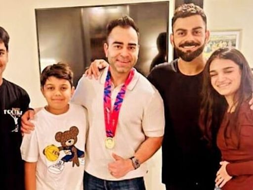 T20 World Cup Champions: Virat Kohli graciously welcomed by his family in Delhi