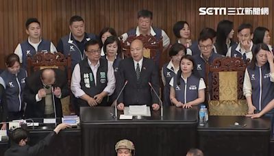 1000青年場外怒嗆「不要臉、下台」！韓國瑜神情疲憊 回一句離開立院